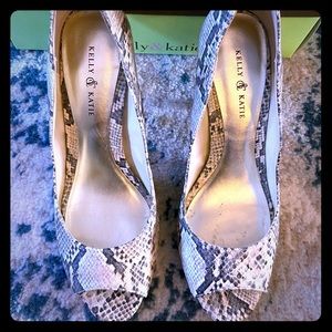 Cream snakeskin peep toe heels w/ scalloped edges